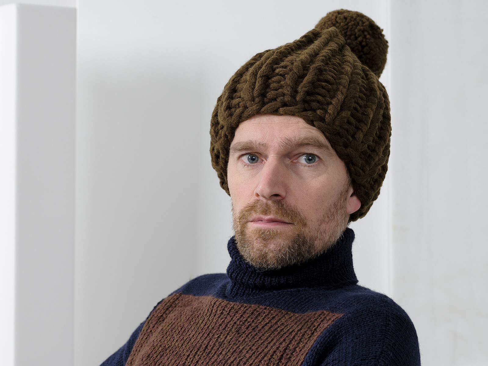 Extra-chunky pom-pom beanie Image
