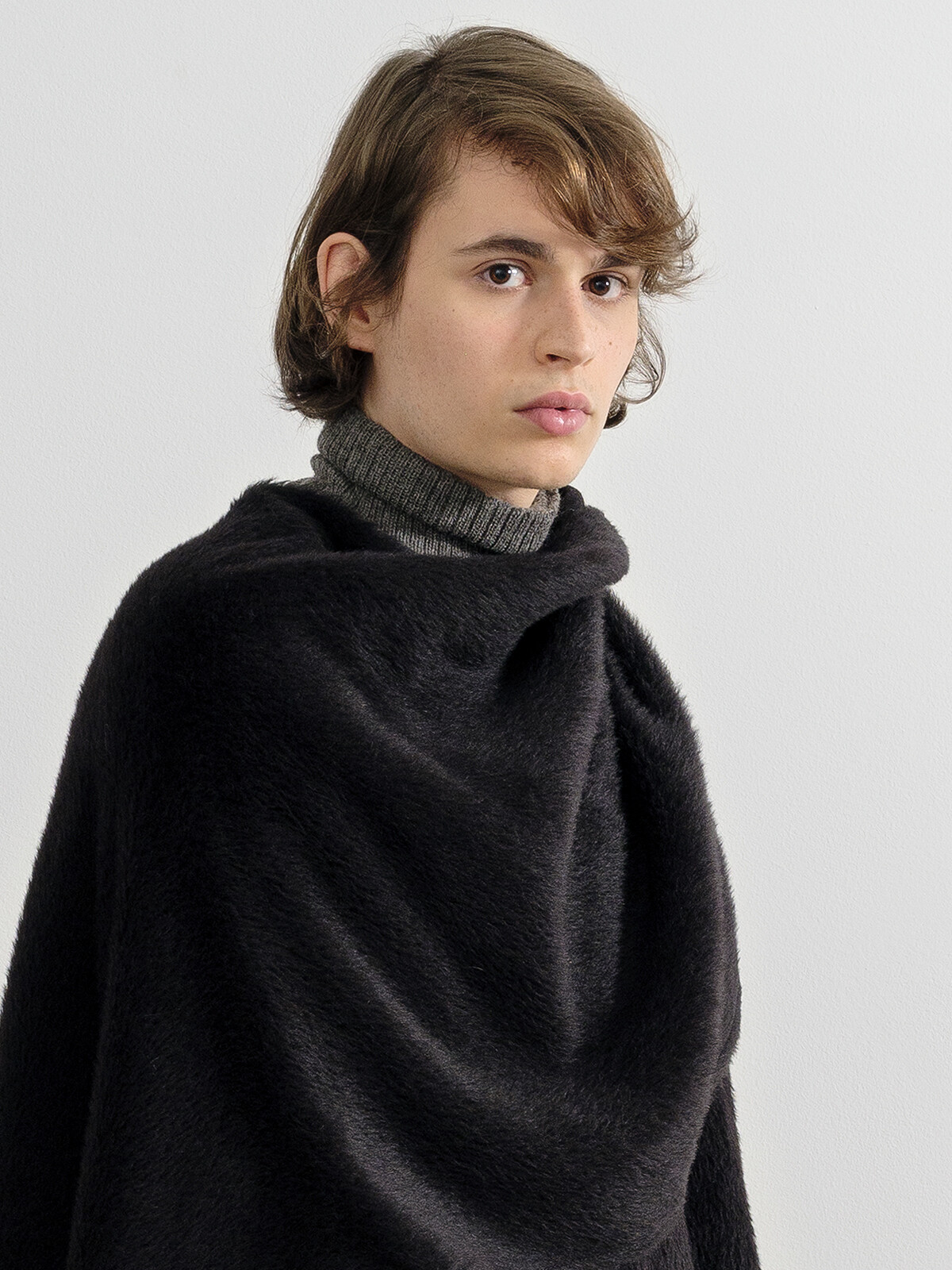 Short suri alpaca cape Image