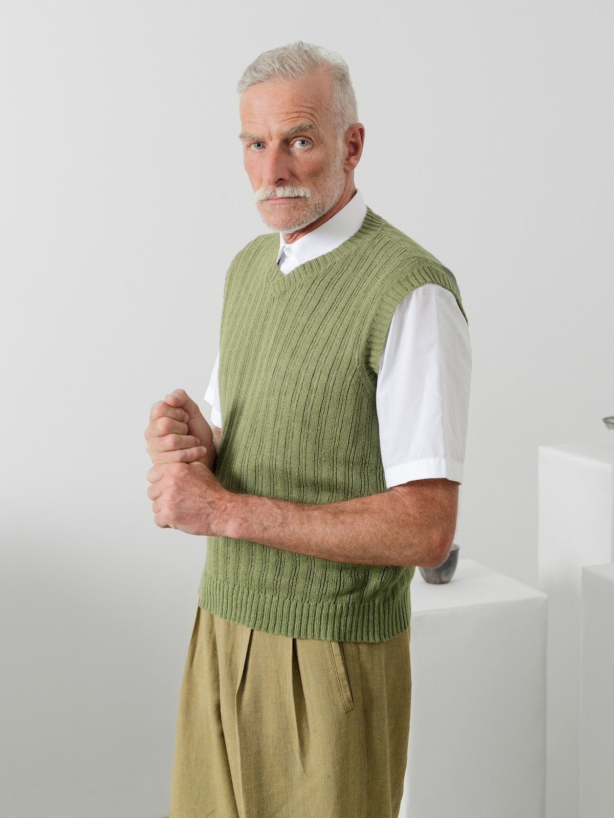 V-neck linen vest Image