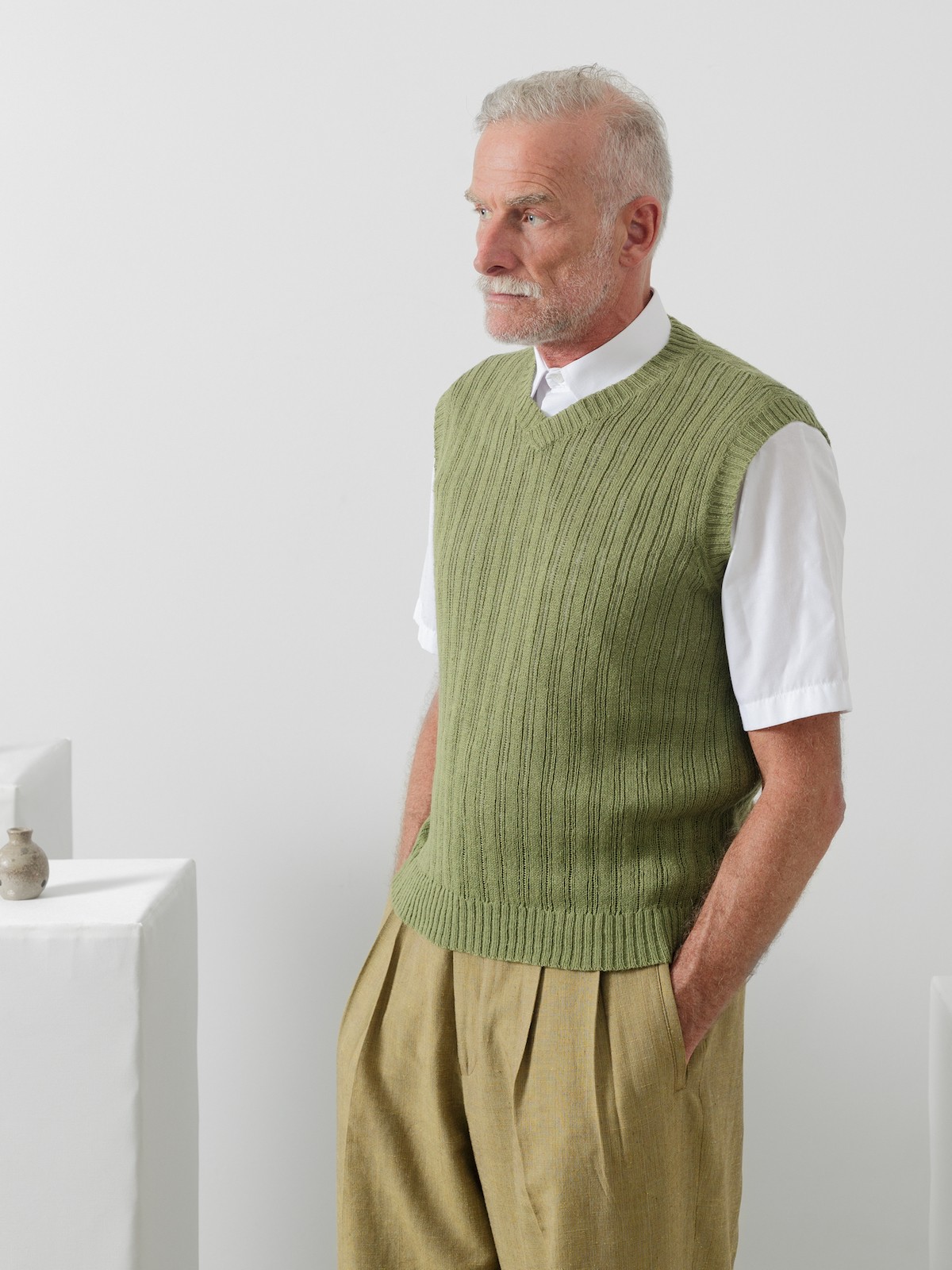 V-neck linen vest Image