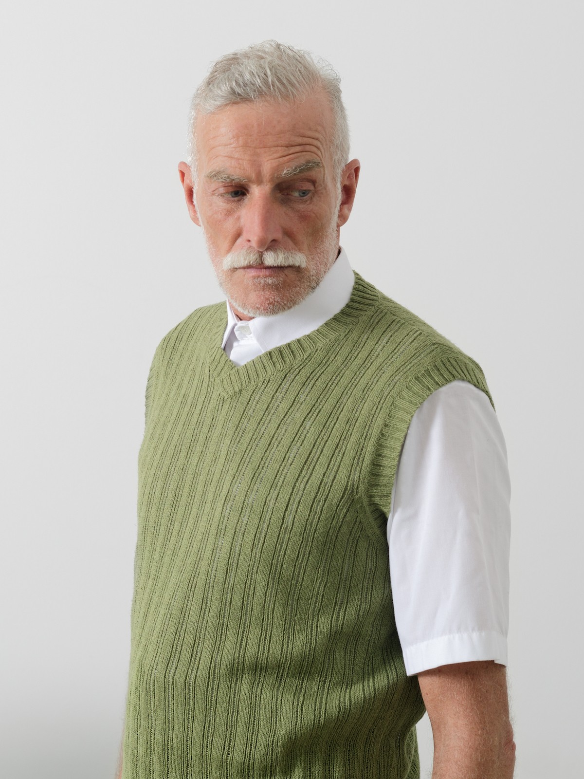 V-neck linen vest Image