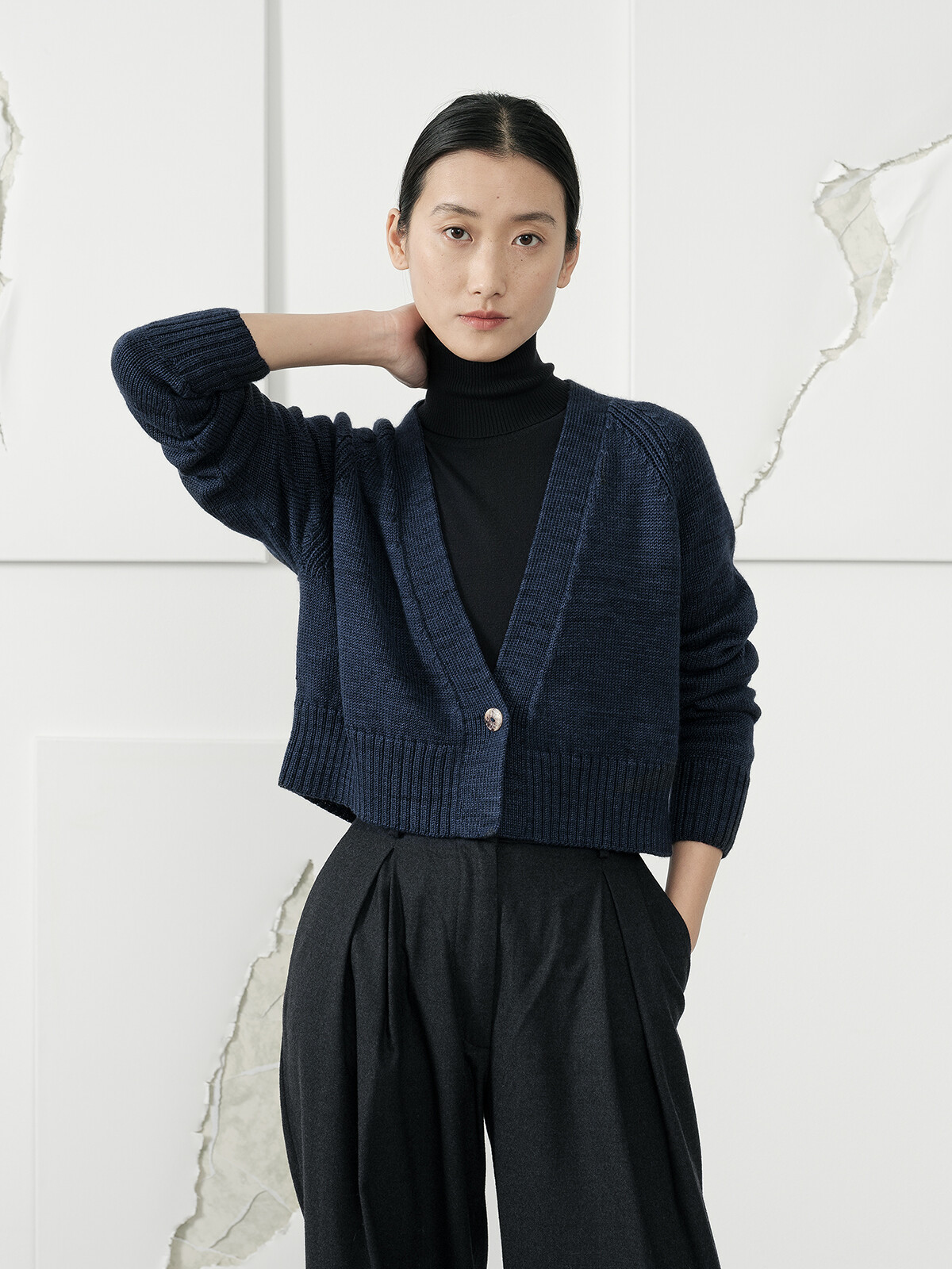 V-neck cardigan Image V-neck cardigan Image