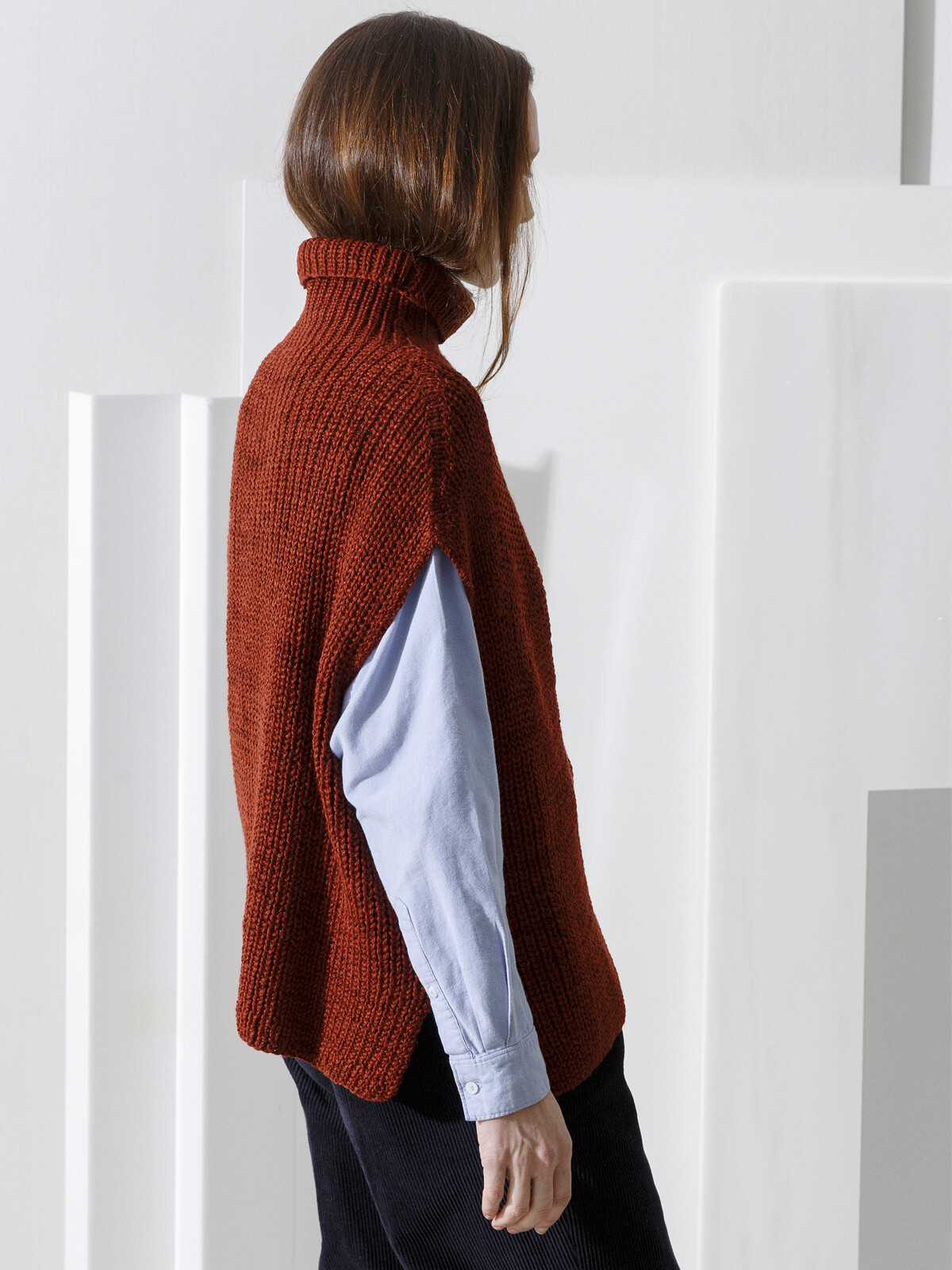 Sleeveless high-neck sweater Image