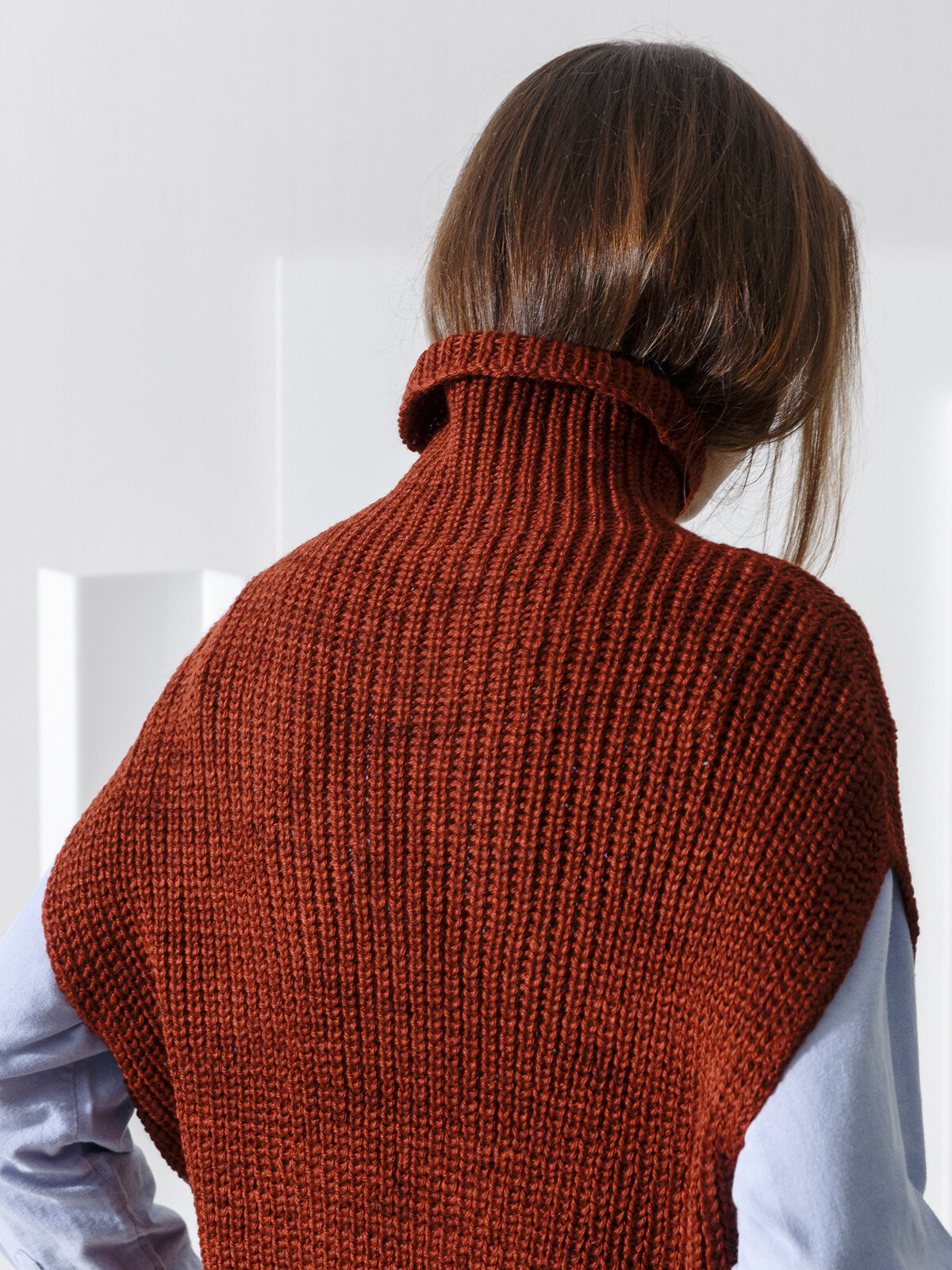 Sleeveless high-neck sweater Image