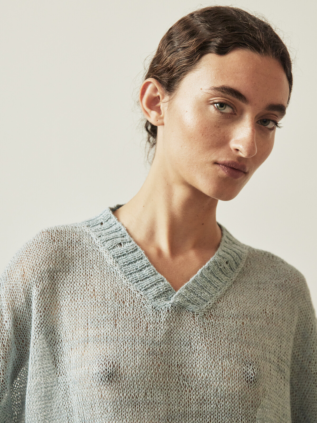 Buttoned collar v-sweater Image