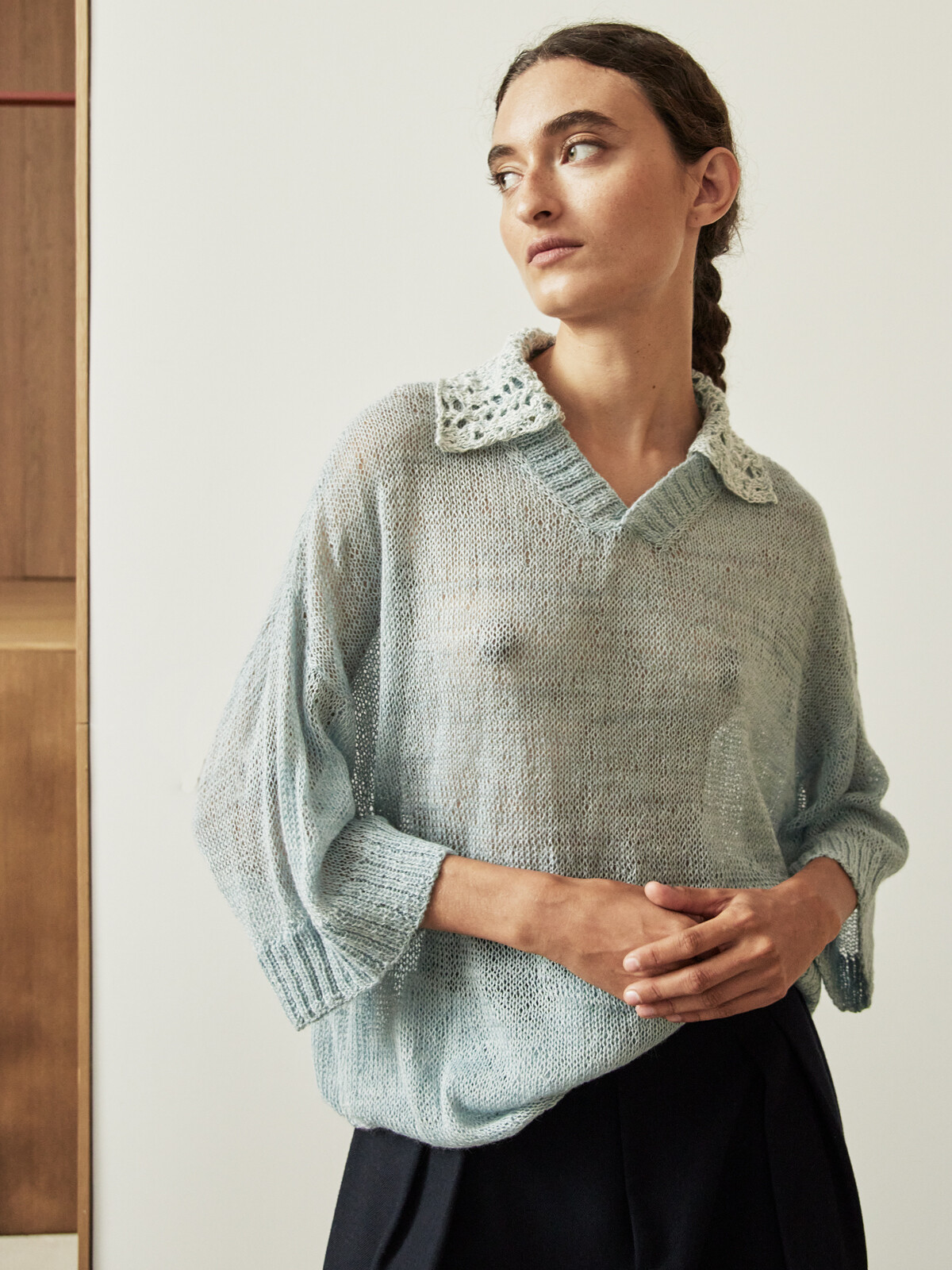 Buttoned collar v-sweater Image