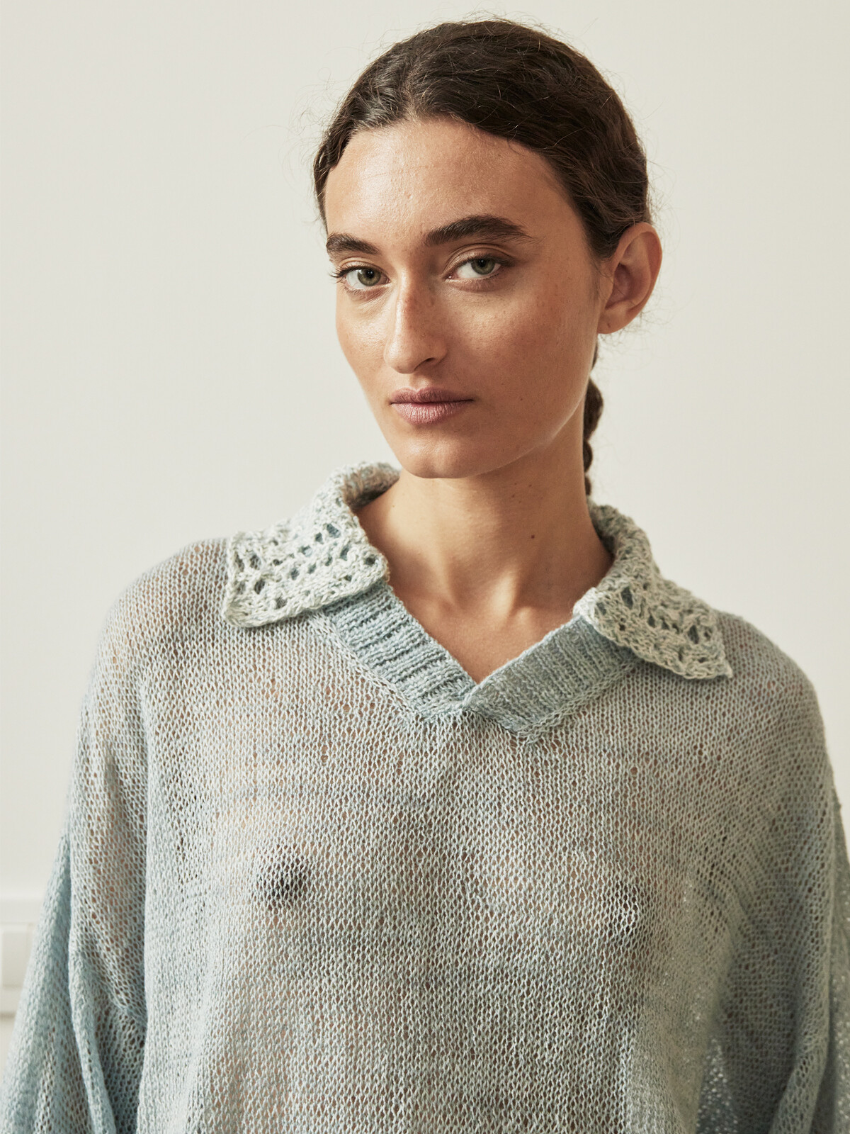 Buttoned collar v-sweater Image