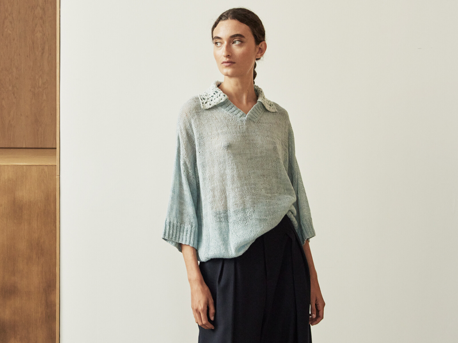 Buttoned collar v-sweater Image