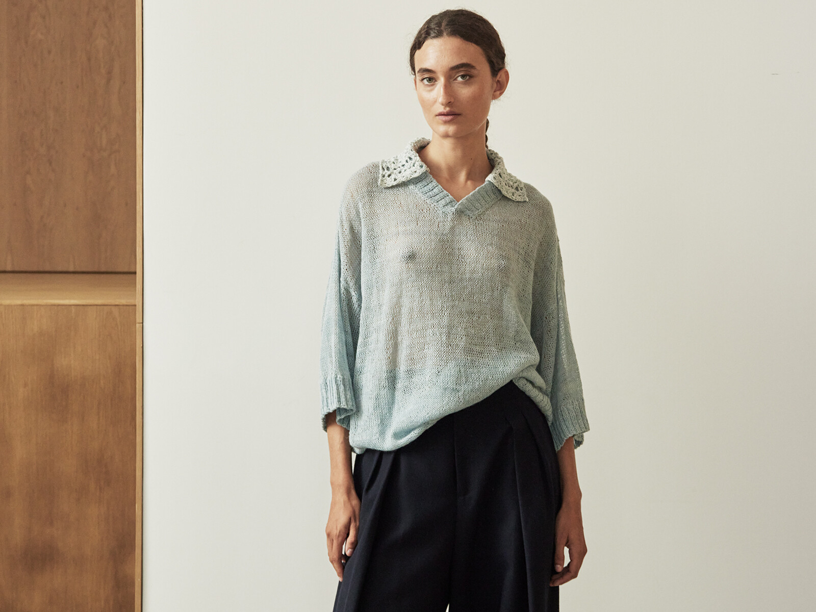 Buttoned collar v-sweater Image