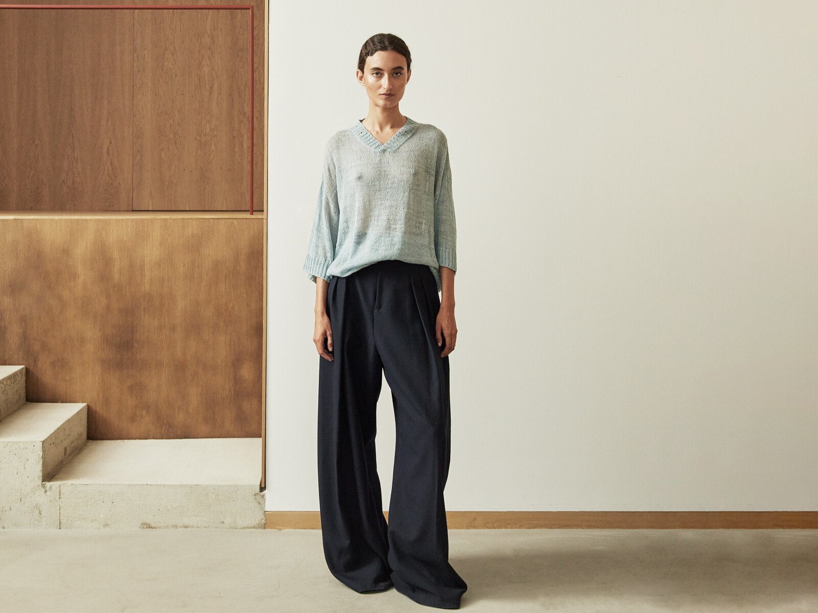 Buttoned collar v-sweater Image