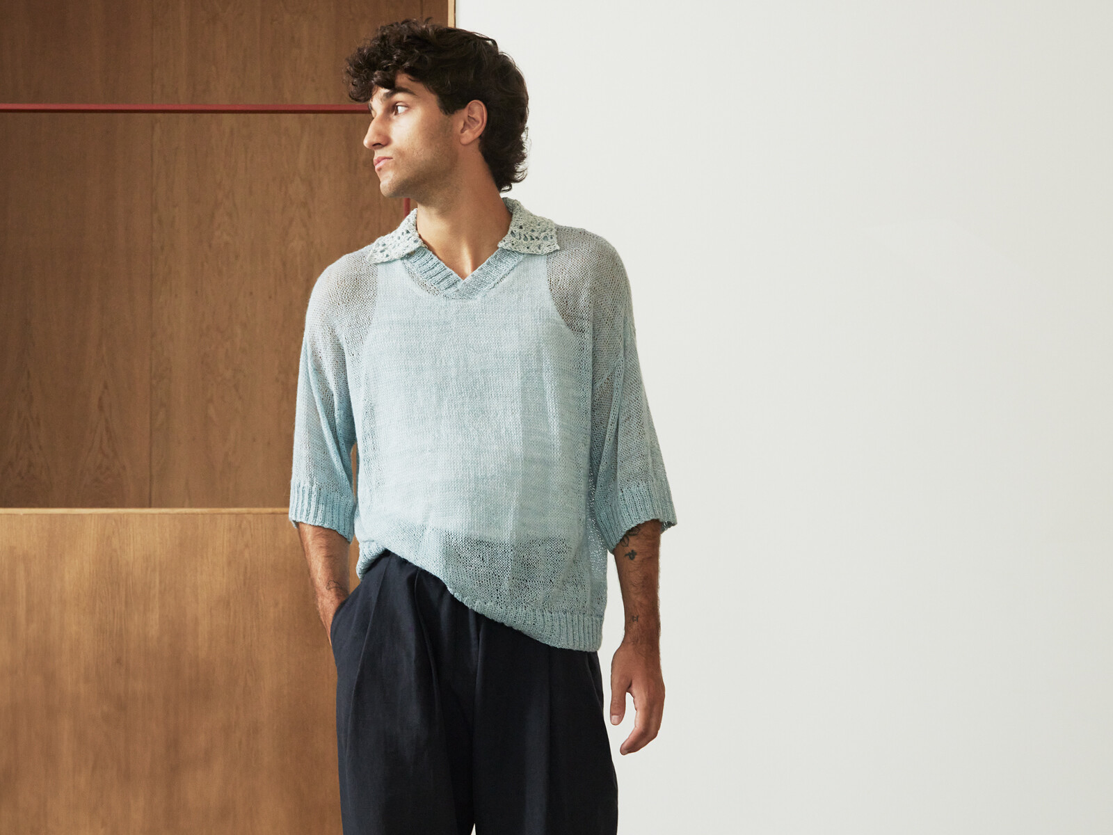 Buttoned collar v-sweater Image