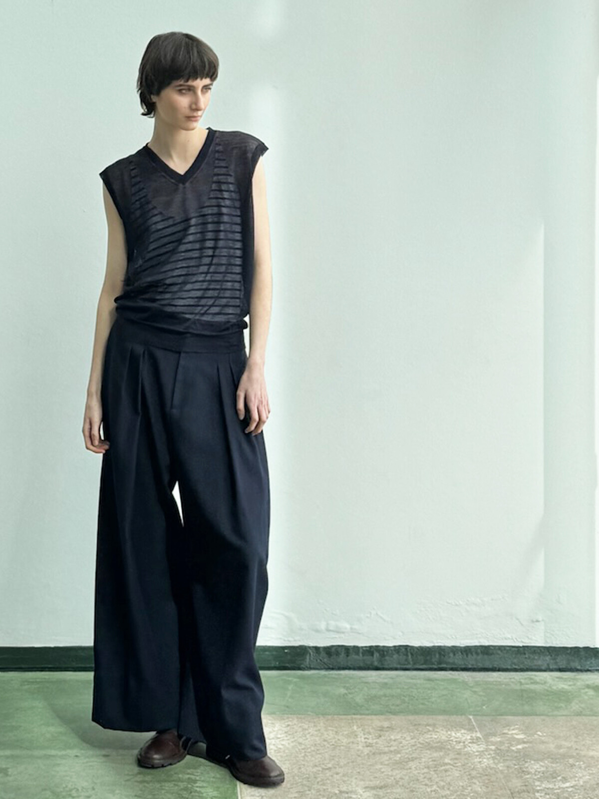 V-neck vest Image