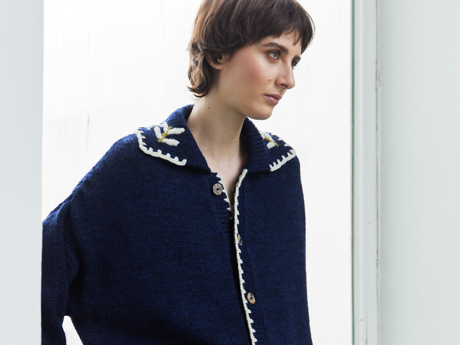 Embroidery collar cardigan Image