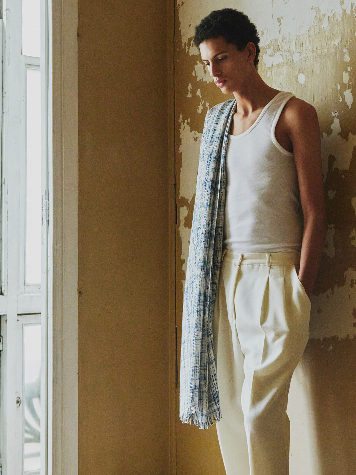 Handloomed scarf Image