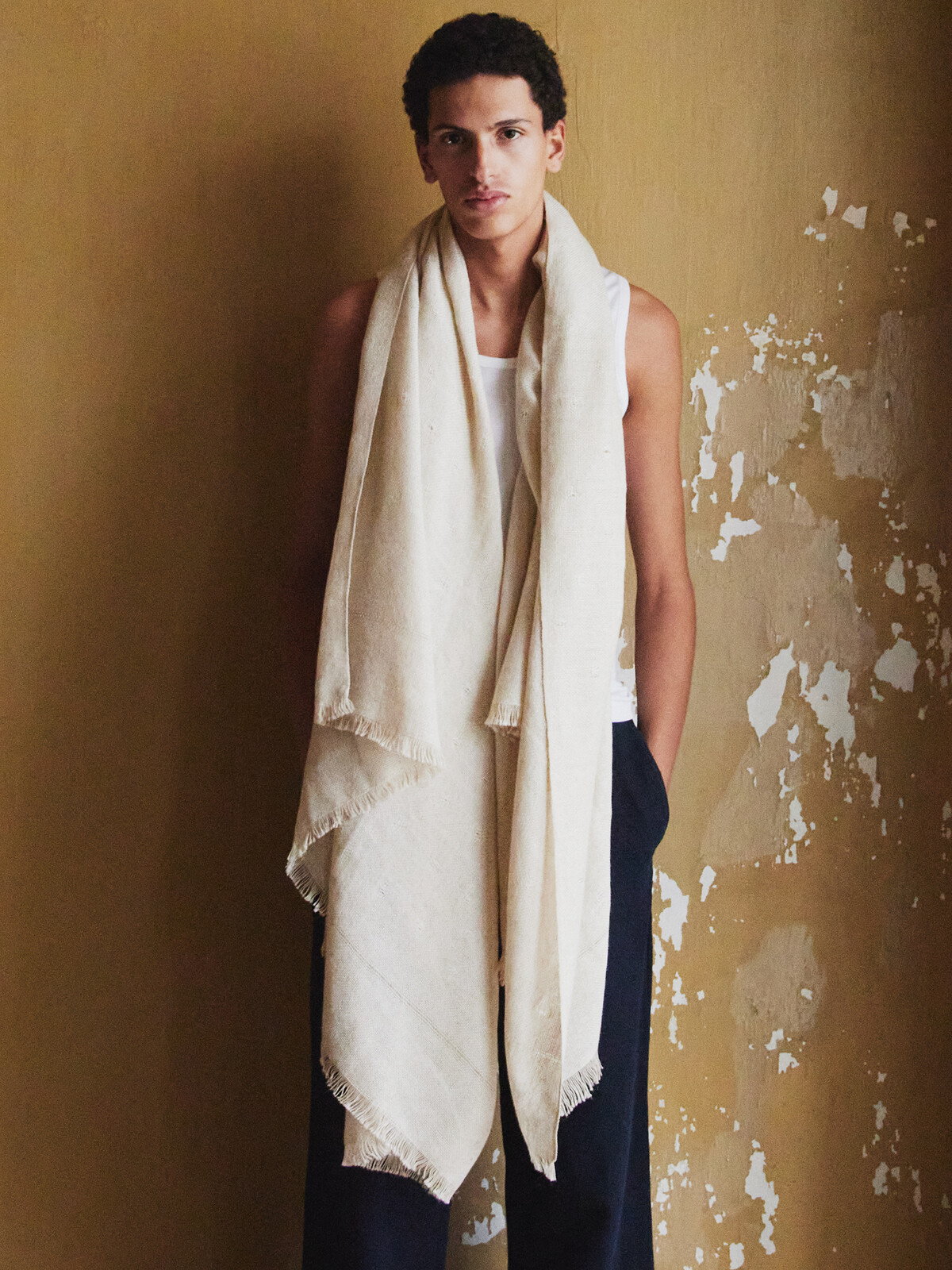 Handloomed scarf Image