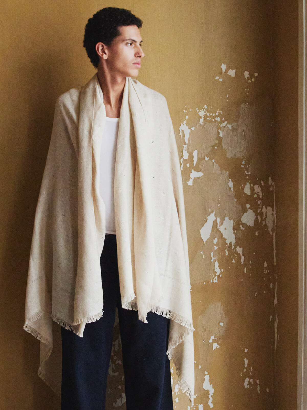 Handloomed scarf Image