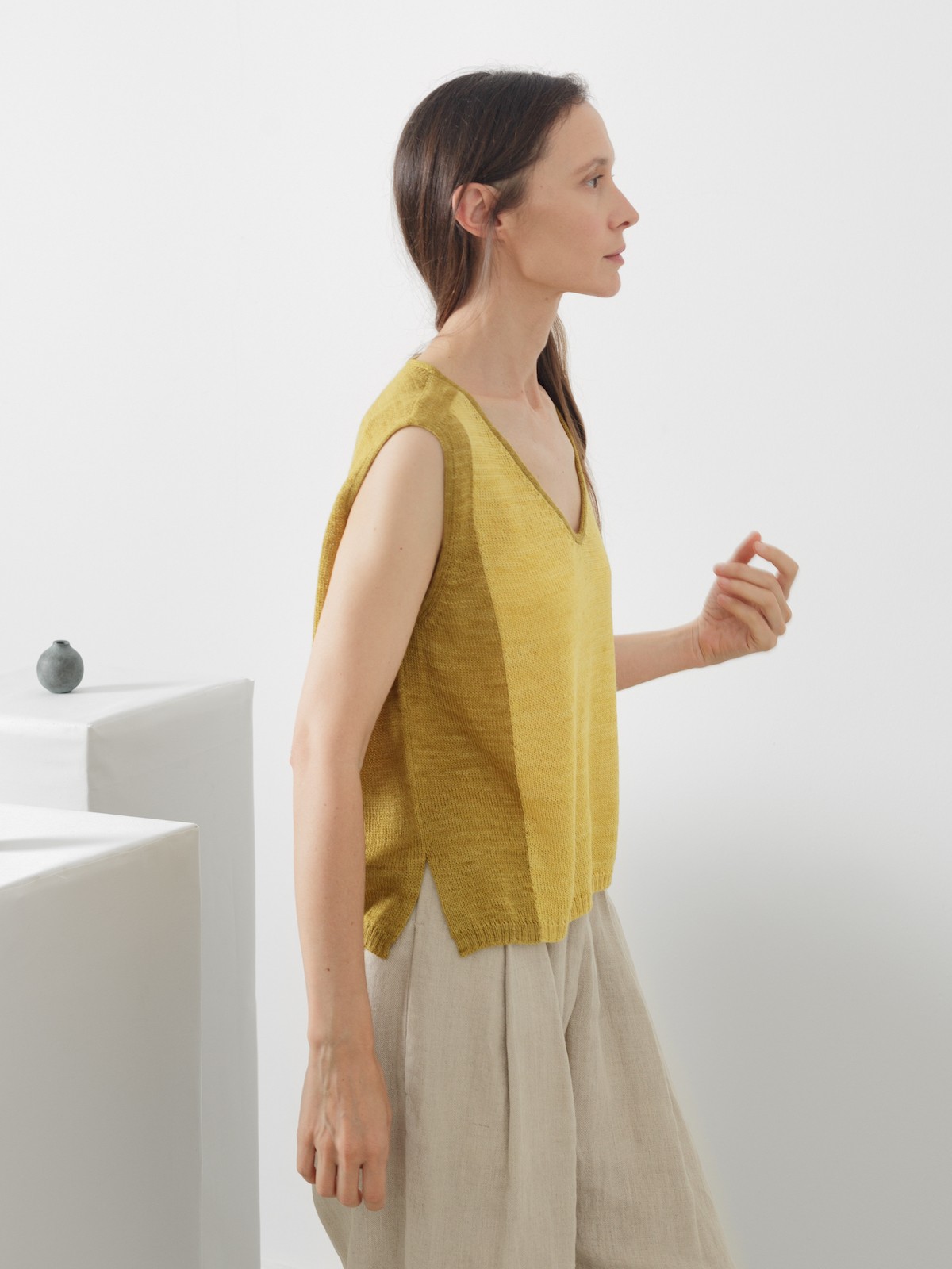 V-neck vest Image
